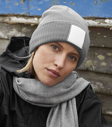 Beechfield_Applique-Patch-Beanie_B337R_ash_white_lifestyle_2262