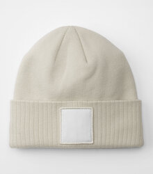 Beechfield_Applique-Patch-Beanie_B337R_oatmeal_white_flat-shot