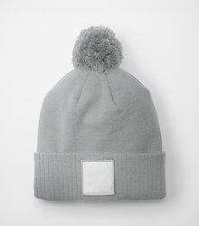 Beechfield_Applique-Patch-Pom-Beanie_B338R_ash_white_flat-shot