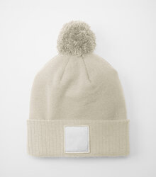 Beechfield_Applique-Patch-Pom-Beanie_B338R_oatmeal_white_flat-shot