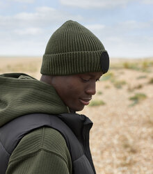 Beechfield_Circular-Fashion-Patch-Beanie_B332R_olive-green_black_lifestyle_1565