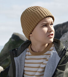 Beechfield_Organic-Cotton-Kids-Beanie_B341B_biscuit_lifestyle_09584