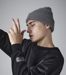 Beechfield_Reflective-Beanie_B407-Graphite-Grey-Lifestyle-1