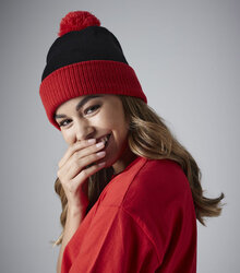 Beechfield_Snowstar-Duo-Two-Tone-Beanie_B451-Black-Bright-Red-Lifestyle-1